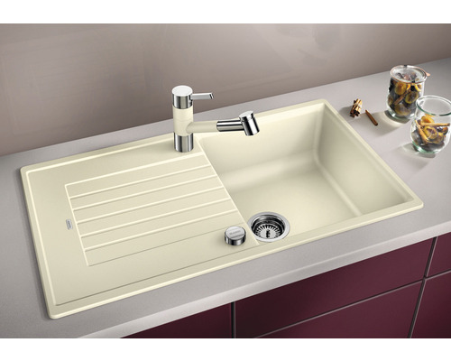 Évier de cuisine beige avec égouttoir, robinetterie et distributeur de savon