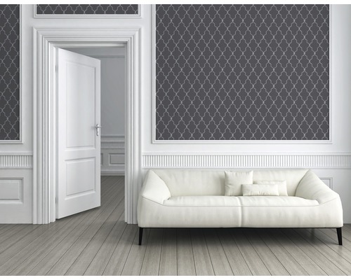 Wohnzimmer mit grauer Mustertapete, weißem Sofa und offener Tür