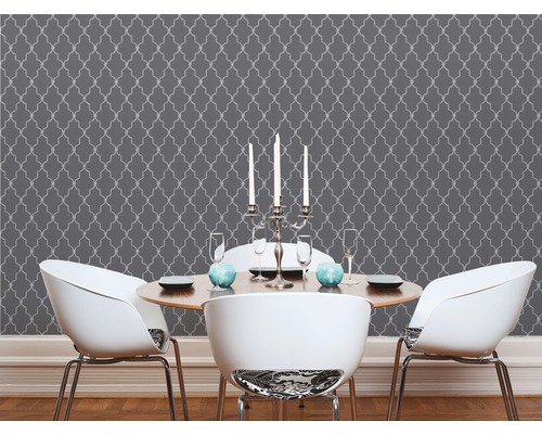 Esszimmer mit gemusterter Tapete, Esstisch und Stühlen