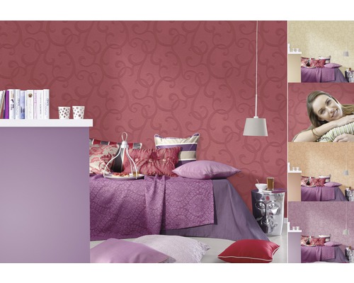 Chambre décorative avec papier peint à motifs, lit avec coussins et étagères