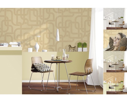 Salon avec papier peint à motifs, table et chaises