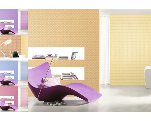 Espace de vie avec papiers peints à motifs, étagères et fauteuil