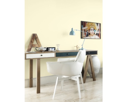 Arbeitszimmer mit Schreibtisch, Lampe, Stuhl und Dekorationen für eine helle und organisierte Atmosphäre