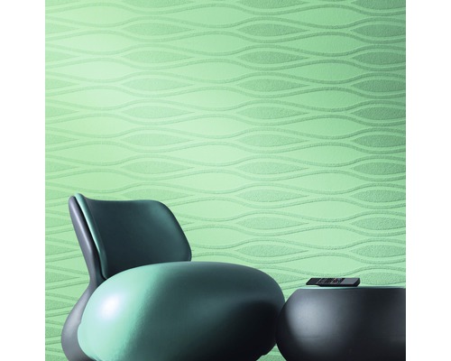 Salon avec papier peint gaufré, fauteuil et table d''appoint