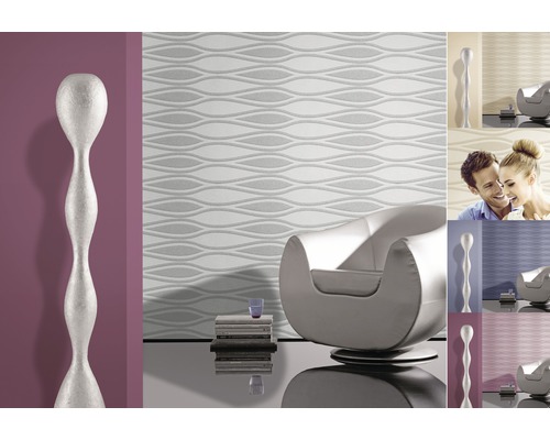 Aménagement d''un espace de vie avec du papier peint à motifs ondulés, un fauteuil et une décoration