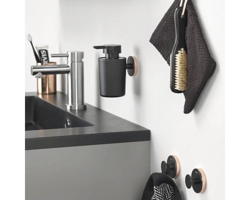 Salle de bains avec lavabo, robinet, distributeur de savon, serviette et crochet