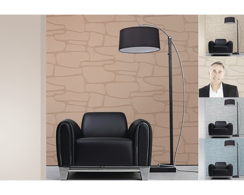 Schwarzer Sessel und Stehleuchte vor gemusterter Wand