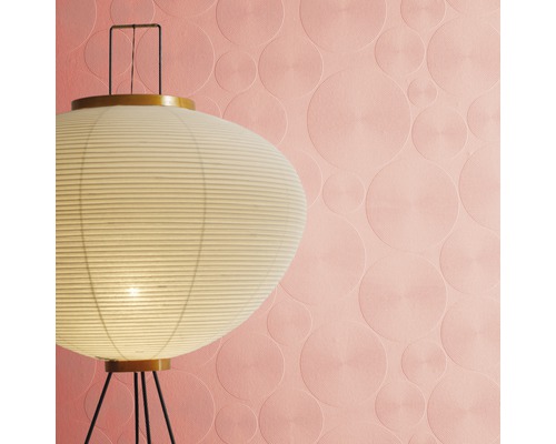 Vue d''une pièce avec un lampadaire et un papier peint rose à motif de cercles