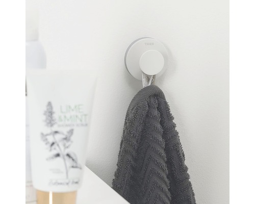 Tiger Logo. Handtuchhalter mit einem grauen Handtuch im Badezimmer.