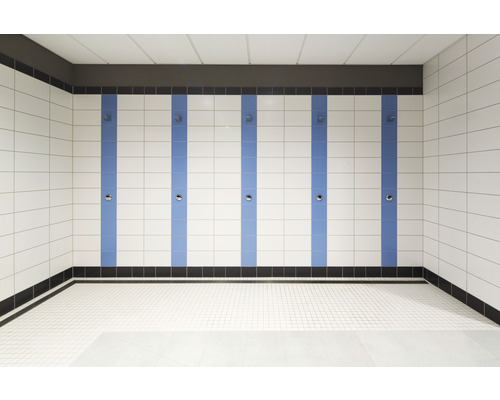 Gefliester Duschraum mit mehreren Duschplätzen