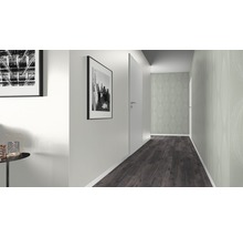 Flur mit Bildern an der Wand, einer Tür und einem dunklen Holzboden
