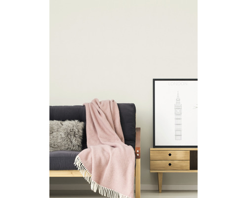Salon avec canapé, coussin, couverture et table d''appoint avec cadre photo