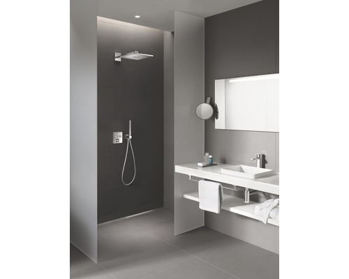 Salle de bain moderne avec douche, lavabo et miroir