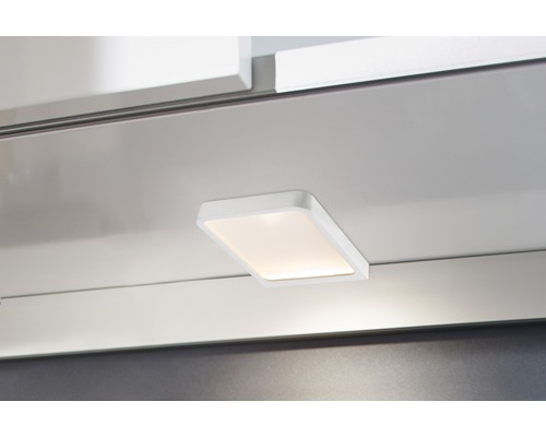 Quadratische LED-Unterbauleuchte an einer Küchenzeile