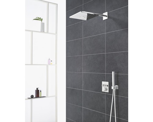 Système de douche avec douche de tête et douchette dans une salle de bain moderne