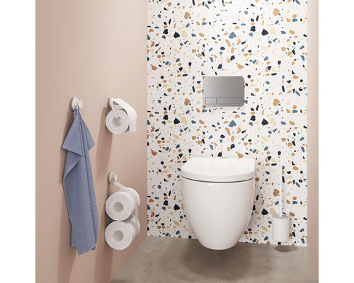 Modernes Badezimmer mit Wand-Tiefspüler, Betätigungsplatte, Toilettenpapierhalter, Toilettenbürste und Handtuchhalter