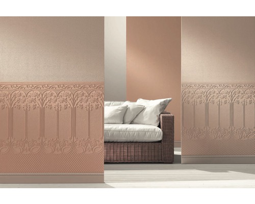 Chambre décorative avec papier peint en relief et canapé.