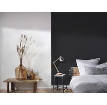 Schlafzimmer mit Dekoration, Lampe, Bett und zweifarbiger Wandgestaltung