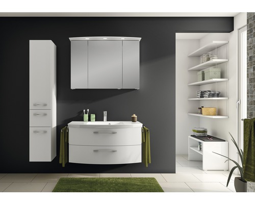 Helles Badezimmer mit Waschtisch, Spiegelschrank, Hochschrank und offenen Regalen für ein ordentliches Erscheinungsbild