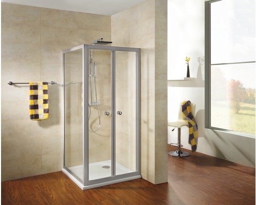 Salle de bains avec cabine de douche, serviette et chaise
