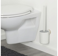 Wandhängendes WC mit Toilettenbürste und Halterung