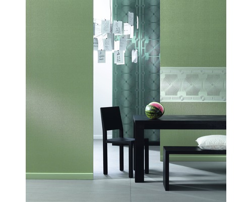Esszimmer mit grüner Tapete, Tisch, Stuhl und Dekoration