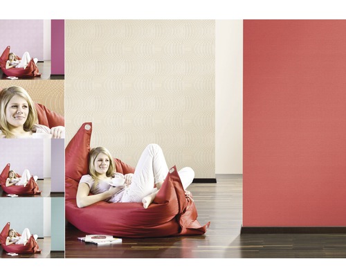 Raumgestaltung mit verschiedenen Mustertapeten und einem Sitzsack.