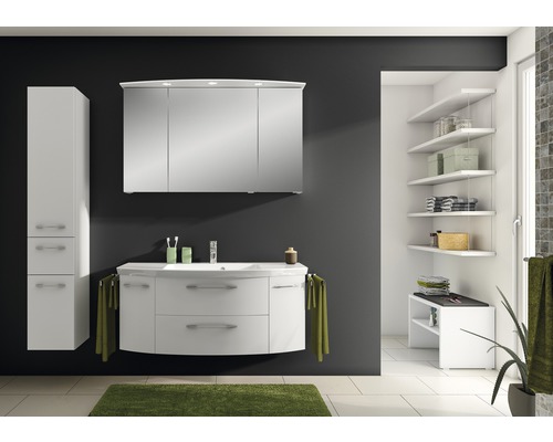 Badezimmer mit Waschbeckenunterschrank, Spiegelschrank, Hochschrank und Regalen