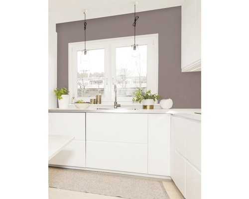 Helle Küche mit weißen Schränken, Arbeitsplatte, Spüle und Pendelleuchten