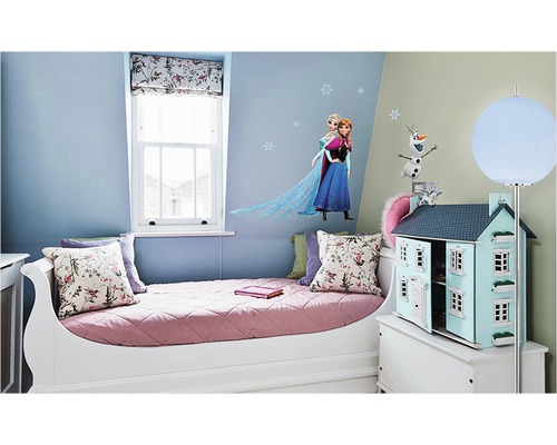 Chambre d''enfant avec lit, maison de poupée et décorations murales