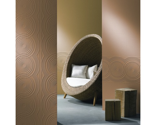 Raumgestaltung mit Design-Fliesen, Korbsessel und Holzhockern