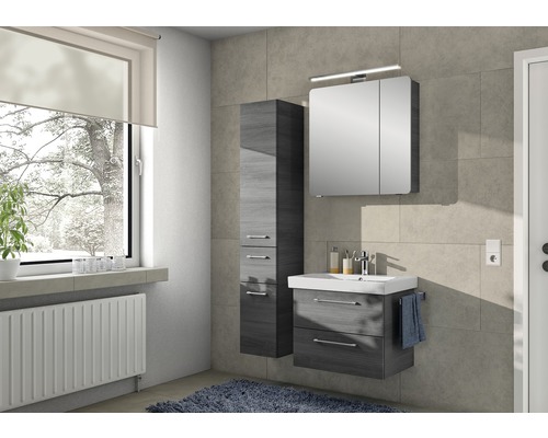 Modernes Badezimmer mit Waschtisch, Spiegelschrank und Hochschrank für eine stilvolle Einrichtung