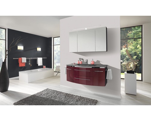 Salle de bains moderne avec lavabo, armoire de toilette, baignoire et décoration