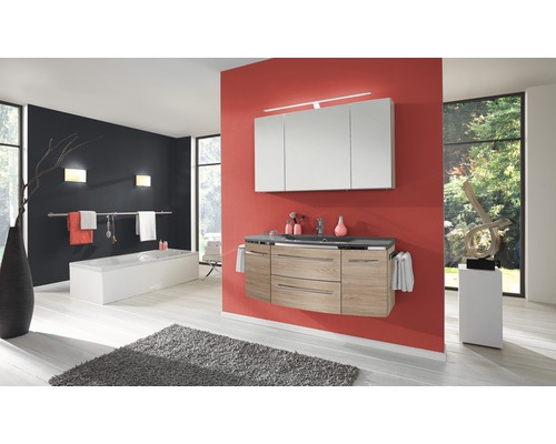 Salle de bain lumineuse avec lavabo, armoire de toilette et baignoire