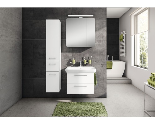 Salle de bain moderne avec meuble sous-lavabo, armoire de toilette, armoire haute et baignoire