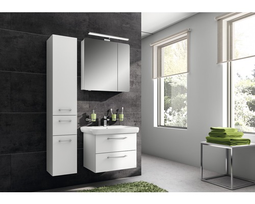 Salle de bains avec lavabo, armoire de toilette et armoire haute