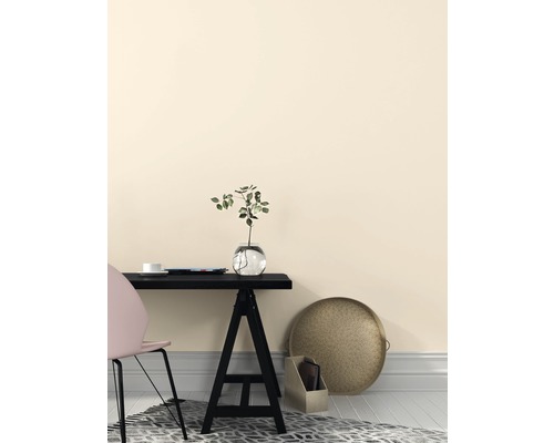 Einrichtungsbeispiel eines Arbeitszimmers mit Schreibtisch, Stuhl und Dekoration.