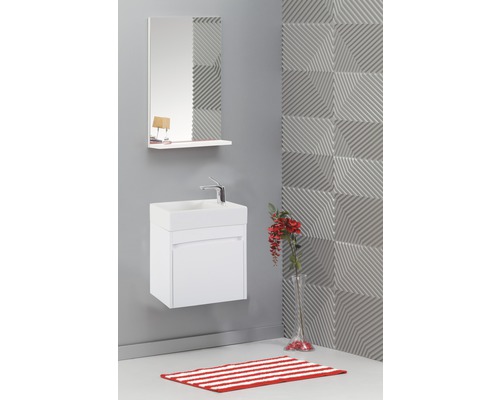 Salle de bain moderne avec lavabo, miroir et mur à motifs