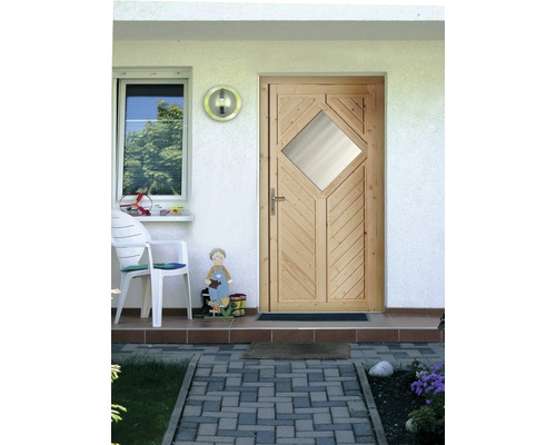 Porte d''entrée en bois avec insertion en verre devant une maison