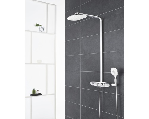 Duschsystem mit Kopfbrause und Handbrause im modernen Badezimmer