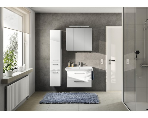 Badezimmer mit Waschbeckenunterschrank, Spiegelschrank, Hochschrank und Dusche