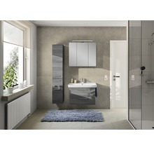 Helles Badezimmer mit Waschbecken, Spiegelschrank, Hochschrank und Dusche