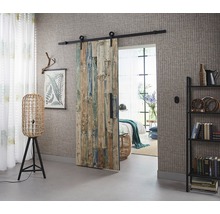 Zimmer mit Schiebetür aus Holz, Stehlampe und Bücherregal