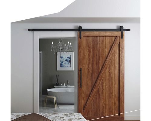 Schiebetür aus Holz vor einem Badezimmer mit Badewanne und Kronleuchter