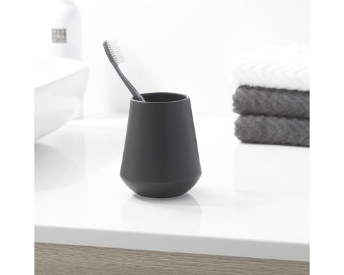 Zahnbürstenhalter mit Zahnbürste auf Waschtisch
