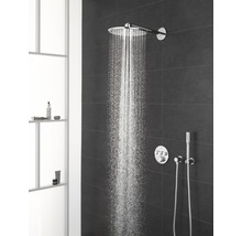 Regendusche mit Bedienfeld und Handbrause in modernem Badezimmer