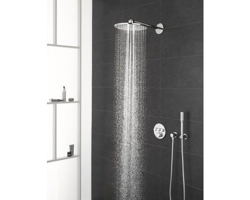 Douche à effet pluie avec panneau de commande et douchette à main dans une salle de bains moderne