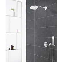 Modernes Badezimmer mit Kopfbrause und Handbrause an dunkler Wandfliese