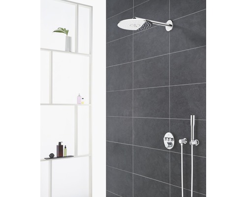 Salle de bains moderne avec douche de tête et douchette sur carrelage mural foncé
