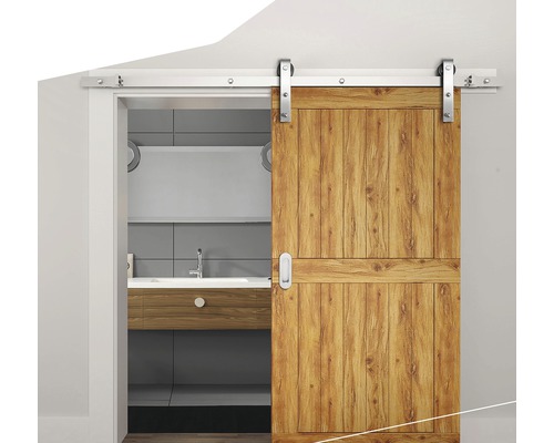 Porte coulissante en bois avec ferrures dans une salle de bains